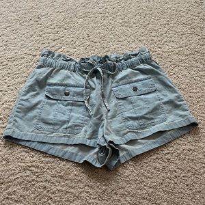 Light wash drawstring shorts from BB Dakota!